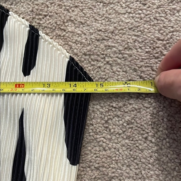 SHEIN Black and White Abstract Mini Dress - Picture 3 of 4